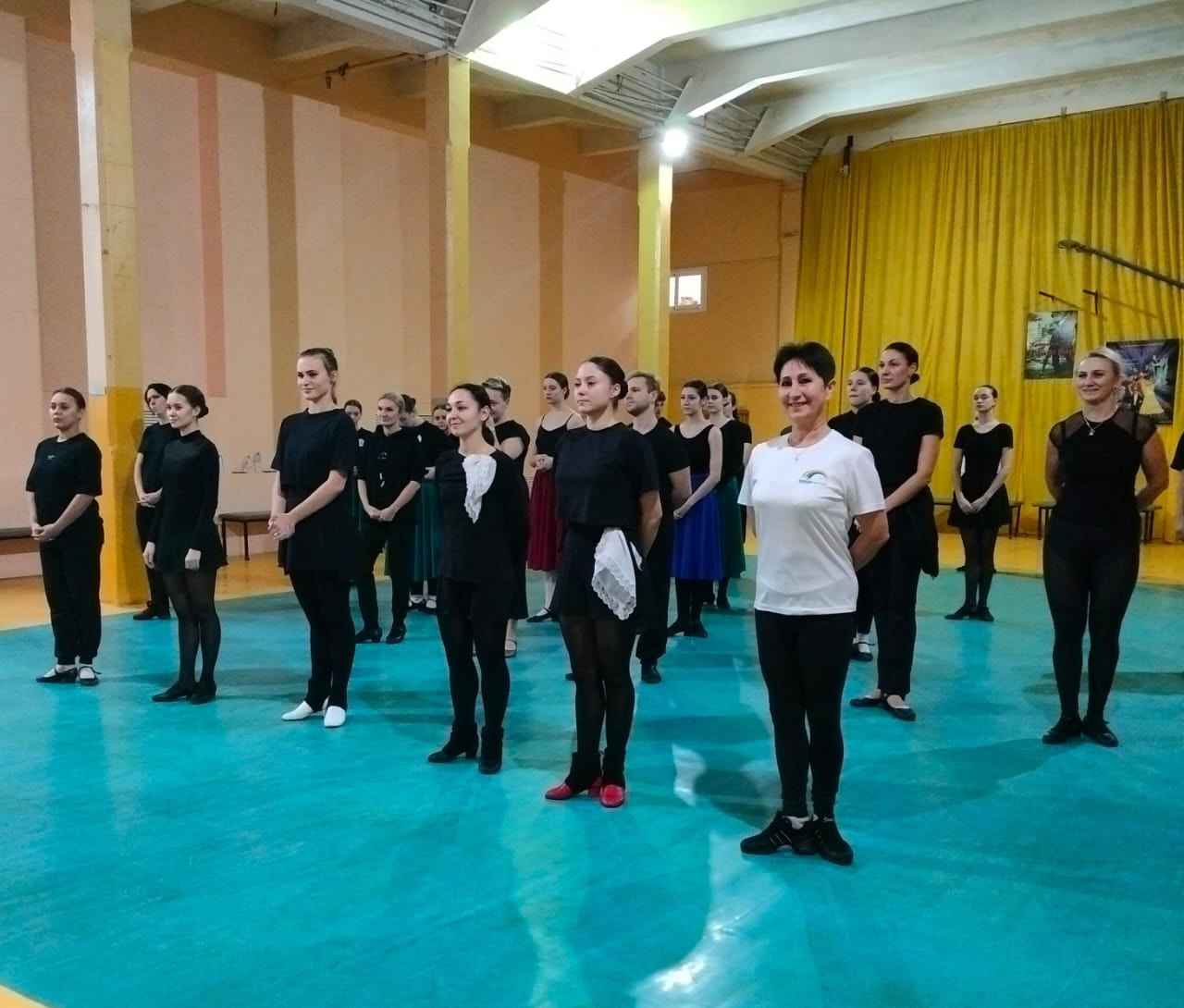Руководитель ансамбля народного танца «Радуга» ДК «Сахарник», заслуженный работник культуры РФ Серпутько Л.В. приняла участие в мастер-классе по русскому народному танцу «Лирика в русском народном танце. Принцип извлечения звуков в дробях. Применение дробей во вращения».