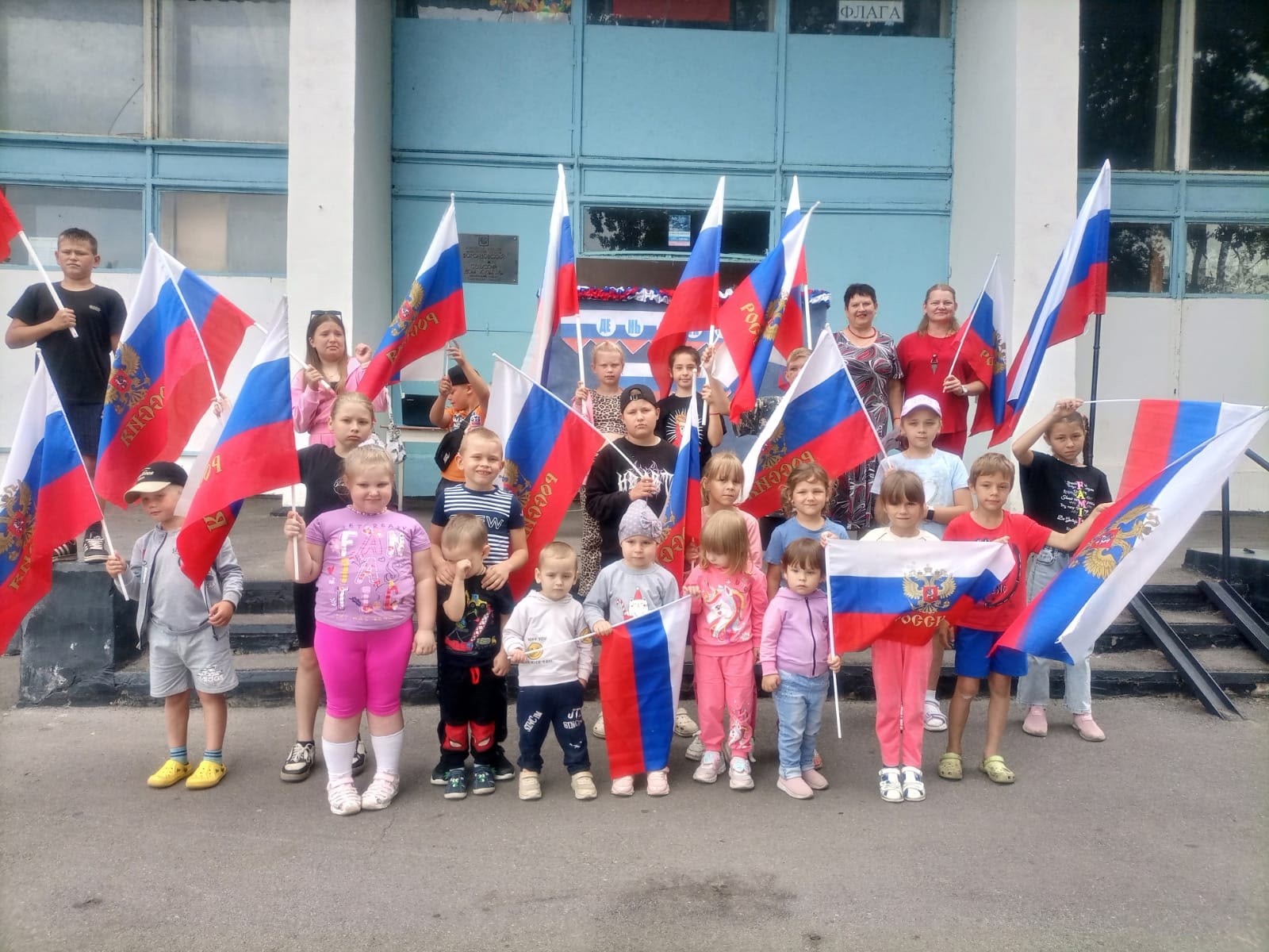 В филиалах МБУК «Знаменский ДК» прошли познавательные программы и праздничные концерты, посвященные Дню государственного флага РФ